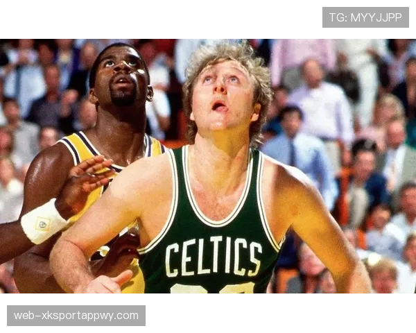 拉里·伯德背身单打对抗魔术师精准制导，高效拉开队内得分差距