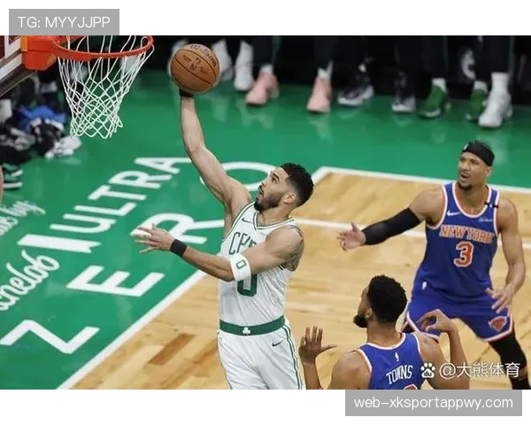 杰伦·布朗突破拉开与库里的得分差距提升球队关键时刻输出