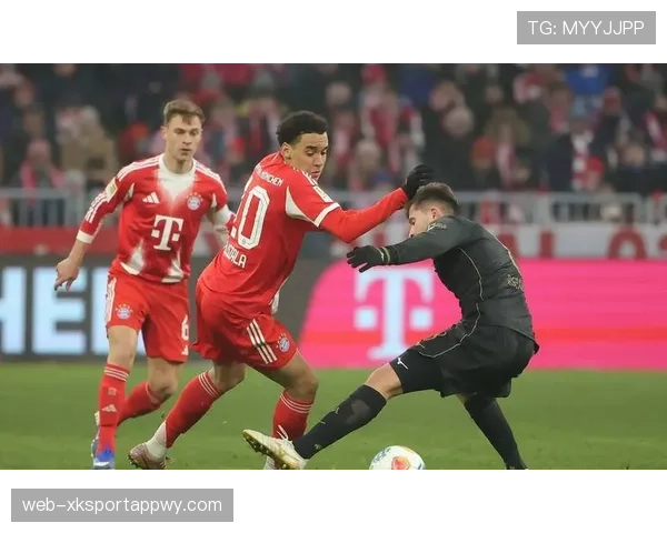 拜仁防线站位混乱、回防脱节，表面稳固难掩防守隐患