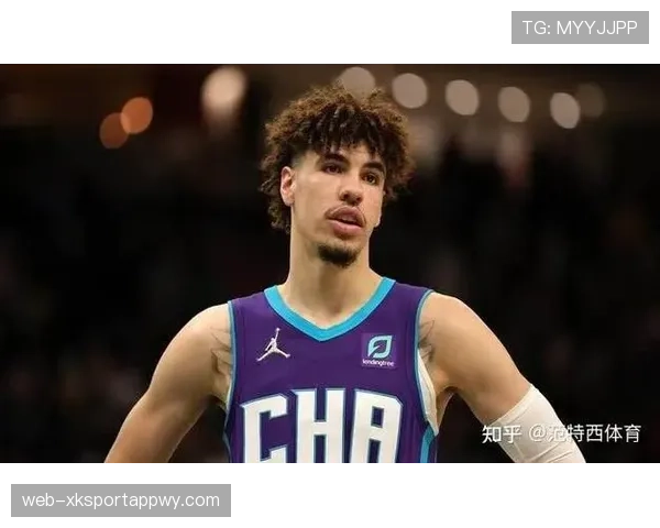 拉梅洛·鲍尔利用挡拆创造投篮机会，助力黄蜂提升关键时刻得分效率