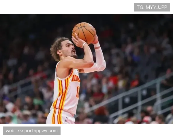 特雷·杨突破拉开场上空间 提升球队关键时刻得分效率
